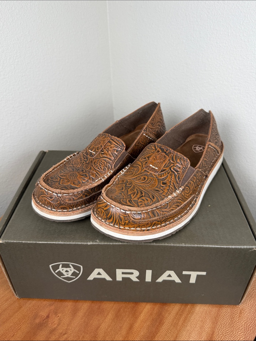 ARIAT WOMEN'S Cruiser Slip On Shows Brown Floral Embossed Leather Size 7